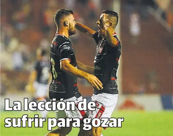  ?? (NICOLÁS BRAVO) ?? Hora de festejo. Facundo Castelli va al encuentro de Emiliano Endrizzi para celebrar uno de los goles del “Facha”. Instituto ganó y se ilusiona.