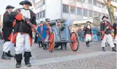  ??  ?? Lautstark war der Angriff auf den Betonbunke­r. Obwohl die Narren nur ein Kanönchen dabei hatten, hatten sie Erfolg.