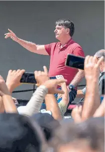  ??  ?? Bolsonaro durante la manifestac­ión del domingo, en el que se invocaron medidas de 1968 del régimen militar. AFP