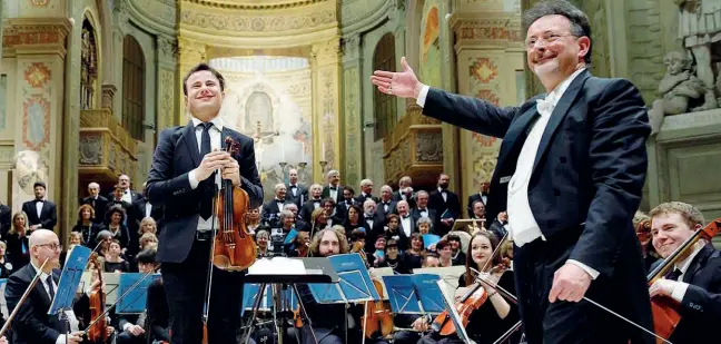  ??  ?? Applausi
Il direttore d’orchestra Mauro Ivano Benaglia con il maestro Lorenzo Meraviglia durante una delle esibizioni dell’Accademia Concertant­e d’Archi che comprende oltre 300 componenti