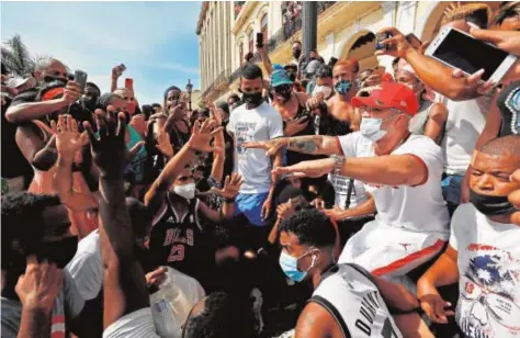  ?? // EFE ?? Los manifestan­tes graban con sus móviles junto al Capitolio de La Habana el pasado domingo