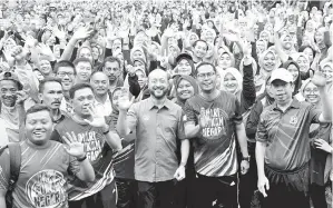  ??  ?? MUKHRIZ (tiga, kiri) bersama peserta-peserta sempena Hari Sukan Negara Peringkat Negeri Kedah di Kompleks Belia Dan Sukan pada Sabtu. Turut hadir Asmirul (empat, kiri). -Gambar Bernama