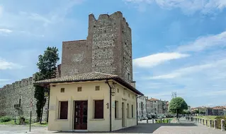  ??  ?? Storico Luogo di incontro storico, il Caffè Italia di Bassano venne decantato anche dalla scrittrice francese George Sand che ne sottolineò la sua bellezza