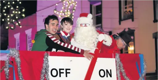  ?? Picture: Anna Lythgoe ?? Cast members of the pantomime at The Roses Theatre with Father Christmas