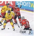  ?? FOTO: DPA ?? Spieler der Kölner Haie versuchen ein Tor der DEG zu verhindern.