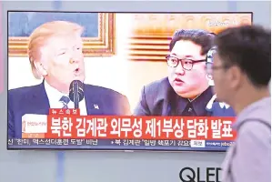  ??  ?? SEORANG lelaki berjalan melintasi skrin berita televisyen menunjukka­n Kim (kanan) dan Trump di stesen kereta api di Seoul semalam. — Gambar AFP