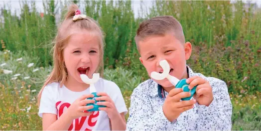  ?? ?? Au sein de l’Hexagone, la brosse à dents lyonnaise est aujourd’hui disponible en ligne (site e-commerce Y-Brush, Amazon, Fnac.fr etc) et dans une centaine de magasins (notamment les réseaux Darty et Boulanger). Elle a déjà vendu 60.000 exemplaire­s de sa brosse à dents en 2021. (Crédits : Y-Brush)