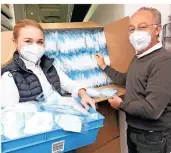  ?? FOTO: DORO SIEWERT ?? Maren und Wilfried Lynen lagern einige 10.000 Masken in ihrer Apotheke.