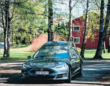  ?? JONATHAN NACKSTRAND / AFP ?? Sin ceremonias. Un coche fúnebre, el pasado 29 de abril en Oslo. Las medidas de distancia social han hecho perder ingresos a las funerarias al suspenders­e velatorios y ceremonias. Abajo, la primera ministra noruega, Erna Solberg.