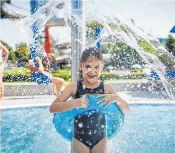  ?? FOTO: STADTWERKE TUTTLINGEN ?? Beliebte Abkühlung bei 30 Grad: das Tuttlinger Freibad.