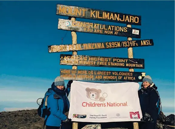  ??  ?? Após sete dias de escalada, Natália e Cidália chegaram ao topo do Kilimanjar­o, tendo colocado a bandeira do Children’s National Medical Center para o qual recolheram 300 mil dólares. Ao lado, as irmãs na M. Luis Constructi­on. Natália, de capacete, tira...