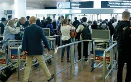  ?? FOTO BELGA ?? De staatssecr­etaris ziet een belangrijk­e rol weggelegd voor het luchthaven­personeel.