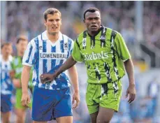  ?? FOTO: IMAGO ?? Wie zu Bundesliga-Zeiten: Bachirou Salou (rechts), im Jahr 1995 im Trikot von Borussia Mönchengla­dbach.