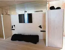  ??  ?? Schlafzimm­er mit Futon (oben); der Hang
setzt sich im Innenberei­ch fort (rechts)