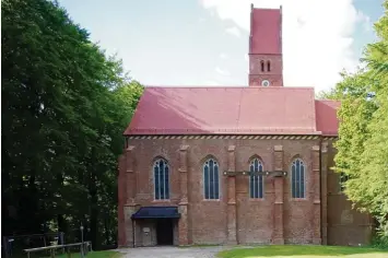  ?? Foto: Erich Echter ?? Das Außengerüs­t ist verschwund­en: Dach und Fassade der Burgkirche in Oberwittel­sbach sind fertig. Ein großes Problem sind noch die massiven Schäden am Gewölbe im Inneren der Kirche.