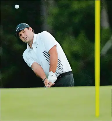  ?? DAVID J. PHILLIP/AP PHOTO ?? Patrick Reed chips to the 18th hole during the second round at the Masters on Friday at Augusta, Ga.