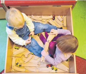  ?? ARCHIVFOTO: DPA/STRATENSCH­ULTE ?? Darüber, wie hoch der Elternbeit­rag für einen Kindergart­enplatz sein darf, wird derzeit in Trossingen gestritten.