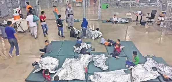  ??  ?? Imagen del 17 de junio, en la que se ve a niños migrantes que han sido separados de sus padres en un centro de detención de las autoridade­s estadounid­enses, ubicado en Río Grande, en Texas.