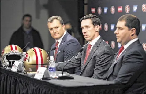  ?? MARCIO JOSE SANCHEZ / AP ?? Kyle Shanahan, the 49ers new coach (center) and general manager John Lynch (left) each got six-year contracts from club CEO Jed York. Shanahan was the Falcons’ offensive coordinato­r.