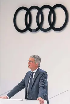  ?? FOTO: DPA ?? Während Ermittler die Konzernzen­trale von Audi in Ingolstadt durchsucht­en, wollte Rupert Stadler auf der Bühne über Audis Zukunft reden.