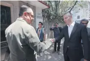  ?? ?? Germán Martínez, aspirante de la coalición PAN-PRI-PRD al Senado, saluda a Alejandro Murat afuera de la casa de campaña de Xóchitl./A.R.