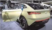  ??  ?? Das Gegenstück zum VW I. D. Crozz von Škoda heißt Vision E. Die Studie verspricht induktives Laden ohne K abel.