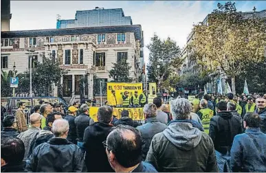  ?? DAVID AIROB ?? Els profession­als es van concentrar davant de la Delegació del Govern espanyol