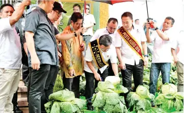  ??  ?? Shafie launching the Cabbage Festival in Kundasang yesterday. Also seen are Junz (third left) and Peter (second right).