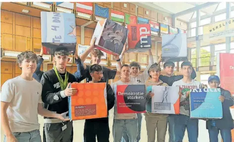  ?? FOTO: SILVIA BUSS ?? Diese Elftklässl­er des Gymnasiums am Rotenbühl nahmen unter anderem an einem Workshop „Demokratie stärken“teil.