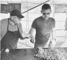  ?? ?? EN LA PLANCHA Antonio Úbeda y David, asando las magras para el aperitivo.