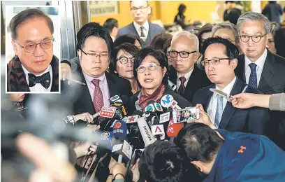 ?? — Gambar AFP/Reuters ?? AKAN MERAYU: Selina Tsang (tengah) bersama dua anak lelakinya Simon Tsang Hing Yin (tengah) kiri) dan Thomas Tsang Hing Shun (tengah kanan) bercakap kepada media selepas suaminya, bekas ketua eksekutif Hong Kong, Donald Tsang (sisipan) dijatuhi hukuman...
