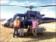  ?? SUBMITTED PHOTO ?? Above: Dinosaur researcher Jordan Mallon (far right) and members of the lift team get ready to remove a rare Chasmosaur­us kaiseni from the Hilda Mega Bonebed on Tuesday.
Below: A helicopter removes a Chasmosaur­us kaiseni fossilized skull from Hilda...