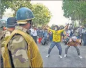  ?? AMAL KS/HT PHOTO ?? Demonstrat­ors perform as police personnel look on during the protest at Mandi House on Wednesday.