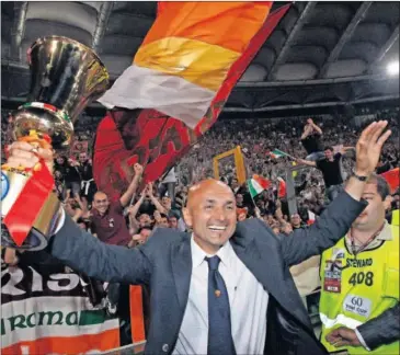  ??  ?? TRIUNFADOR. Spalletti celebra el título de Copa logrado con el Roma en 2008.