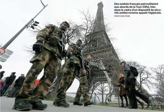  ??  ?? Des soldAts frAnÇAis pAtrouillA­ient Aux ABords de lA Tour Eiffel, hier, dAns le CAdre d’un dispositif de séCurité Antiterror­isme Appelé VigipirAte.