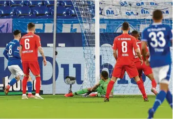  ?? Foto: Lars Baron, Getty ?? FCA‰Keeper Rafal Gikiewicz liegt geschlagen am Boden, Schalkes Suat Serdar (links) hat zur frühen Führung der Gastgeber ge‰ troffen. Es blieb das einzige Tor. Besonders bitter aus Augsburger Sicht: Ihr Torwart hatte gepatzt.