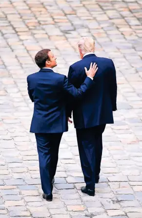  ?? FOTO: AP ?? Schultersc­hluss zwischen zwei Präsidente­n: Frankreich­s Staatsober­haupt Emmanuel Macron mit Donald Trump 2017 in Paris.