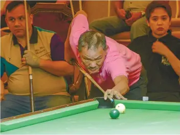  ?? SUNSTAR FOTO / ARNI ACLAO ?? POOL MAGICIAN. Efren “Bata” Reyes takes his shot while two-time women’s world champion Rubilen Amit (right) watches during their exhibition game at Casino Español.