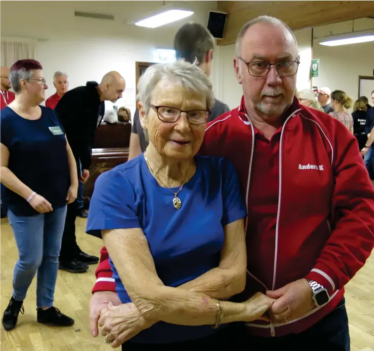  ?? ?? Ingela Eriksson och Anders Kollbratt tar en svängom i Sjöstugan.