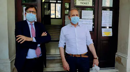  ?? (foto Bergamasch­i) ?? Con la mascherina Il vice ministro alla Salute Pier Paolo Sideri con il professor Andrea Crisanti ieri pomeriggio a Padova