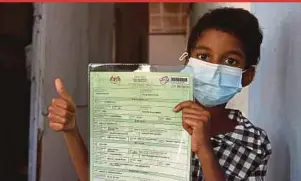  ?? BERNAMA PIC ?? R. Solaman Vijay holding his birth certificat­e at his home in Bayan Lepas on Saturday.