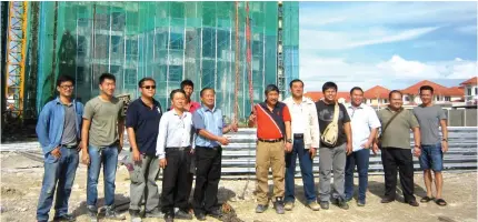  ??  ?? Tie (fourth left), Kapitan Ngieng (fifth left), Lau (sixth right) and Louis (third right) with other guests pose for a group photo before the lighting of the firecracke­rs.