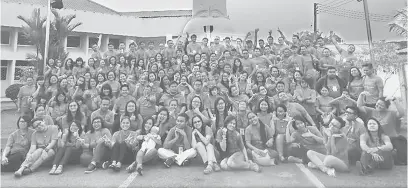  ??  ?? SATU UNTUK SEMUA: Peserta WYC 2017 merakamkan gambar bersama sebelum bermulanya persidanga­n di hadapan Gereja St Anthony Bintulu.