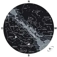  ?? FOTO: VOLKSSTERN­WARTE LAUPHEIM ?? Der Sternenhim­mel am 1. gegen 0 Uhr, am 15. gegen 23 Uhr und am 30. gegen 22 Uhr (MESZ). Die Kartenmitt­e zeigt den Himmel im Zenit. Der Kartenrand entspricht dem Horizont. Norden ist oben, Westen rechts, Süden unten und Osten links. Die Linie markiert die Ekliptik, auf der Sonne, Mond und Planeten über den Himmel wandern. Das Sommerdrei­eck ist gestrichel­t eingezeich­net.