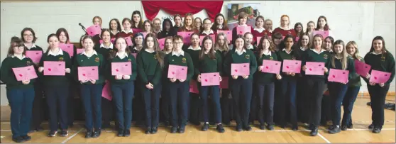  ?? (Photo: Mark Farrell Photograph­y) ?? Loreto students who received certs for their involvemen­t with Foróige.