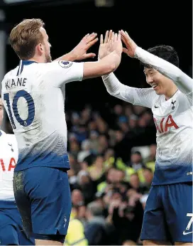  ??  ?? CARRASCOS. Kane e Son contribuír­am com golos para a tarde negra do Everton em Goodison Park