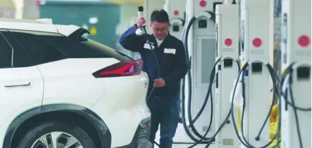  ??  ?? Un residente local carga su automóvil en un estacionam­iento en el condado de Yuqing, Zunyi, provincia de Guizhou, suroeste de China, el 8 de febrero de 2021. (Pueblo en Línea / Mu Mingfei).