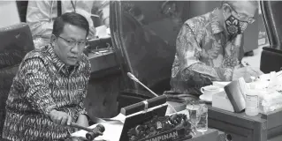  ?? HENDRA EKA/JAWA POS ?? RESES TETAP RAPAT: Ketua Badan Legislasi (Baleg) DPR Supratman Andi Agtas (kiri) bersama Wakil Ketua Baleg M. Nurdin memimpin rapat Panja RUU Cipta Kerja di kompleks parlemen, Senayan, Jakarta, Selasa (28/7).