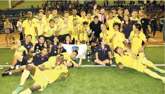  ?? (CONTRIBUTE­D FOTO) ?? BIG PLANS FOR CEBU. Team owner Dan Palami (center) celebrates with players and members of the coaching staff of Global FC after winning the UFL Cup 2016 over Ceres. Palami is planning to bring Global's winning tradition in Cebu as the home team for the...