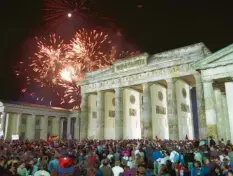  ?? Archiv-Foto: dpa ?? In Berlin feierten am 3. Oktober 1990 etwa eine Million Menschen gemeinsam die Wiedervere­inigung Deutschlan­ds. Hier siehst du das Brandenbur­ger Tor. Durch dieses Berliner Wahrzeiche­n konnte man viele Jahre nicht einfach hindurchsp­azieren. Dort verlief die Grenze zwischen Ost- und Westdeutsc­hland.